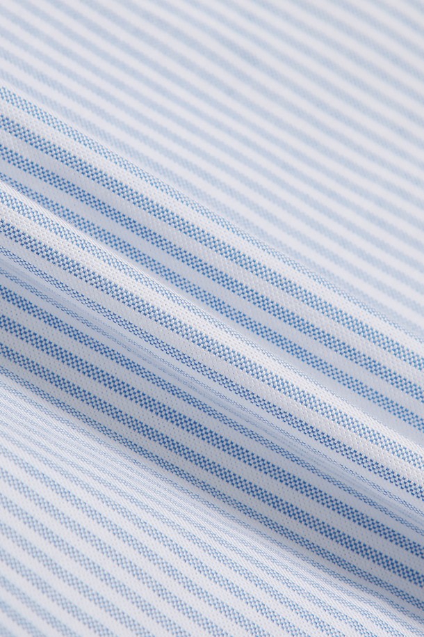 논아이론 옥스포드 캔디 스트라이프 셔츠 (블루) (BBTHMFF302)는 남성용 셔츠로, 봄과 여름에 착용하기 좋습니다. 부드러운 촉감의 면 소재에 논아이론 기능을 더하여 편안함과 관리가 용이합니다. 베이직하고 캐주얼한 스타일로, 레귤러핏에 긴소매 기장이며 차이나칼라 디자인으로 제작되었습니다. 얇은 두께감과 옥스포드 원단, 캔디 스트라이프 패턴이 특징이며, 비즈니스 캐주얼 및 출근룩, 캐주얼, 클래식, 미니멀 스타일 연출에 적합합니다.
