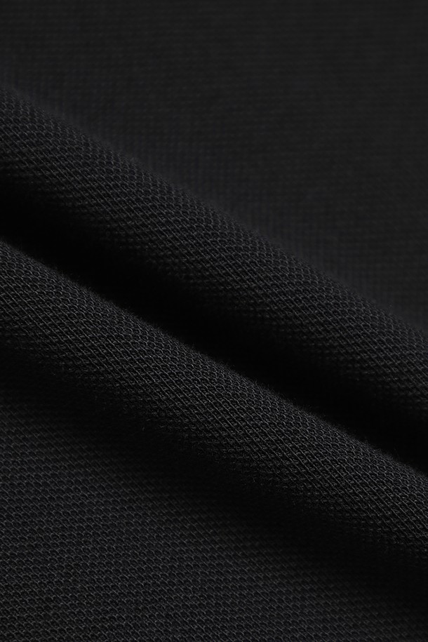 블랙 컬러의 코튼 피케 폴로셔츠(BBNTMFF302)입니다. 부드러운 촉감의 면 소재로 제작되어 봄, 여름, 가을에 착용하기 좋습니다. 레귤러핏과 폴로넥 디자인으로 캐주얼하면서도 클래식한 스타일을 연출합니다. 출근룩이나 비즈니스 캐주얼에 활용하기 좋으며, 무지 디자인으로 다양한 하의와 매치하기 용이합니다. 긴소매 기장의 레귤러 기장 상의입니다.
