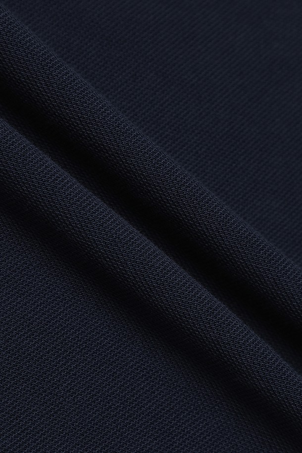 네이비 컬러의 코튼 피케 폴로셔츠(BBNTMFF302)입니다. 부드러운 촉감의 면 소재로 제작되어 봄, 여름 시즌에 편안하게 착용하기 좋습니다. 베이직하고 캐주얼한 스타일로, 레귤러 핏과 긴 소매 기장, 폴로넥 디자인이 특징입니다. 비즈니스 캐주얼 또는 출근룩에 활용하기 좋으며, 캐주얼, 클래식, 미니멀 스타일을 즐기는 분들께 추천합니다. 무지 디자인으로 다양한 하의와 매치하여 폭넓은 스타일을 연출할 수 있습니다.
