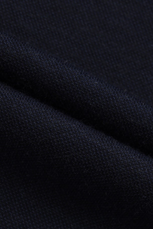 네이비 컬러의 솔리드 니트 재킷(BBJSMFF301)입니다. 부드러운 니트 소재로 제작되어 봄, 가을에 착용하기 좋으며, 레귤러핏과 중간 두께감으로 편안한 착용감을 선사합니다. 베이직하고 클래식한 스타일로, 오피스룩, 비즈니스 캐주얼, 출근룩 등 다양한 TPO에 활용할 수 있습니다. 싱글 버튼 여밈 방식과 긴 소매 기장, 솔리드 디자인으로 미니멀하고 세련된 분위기를 연출합니다.
