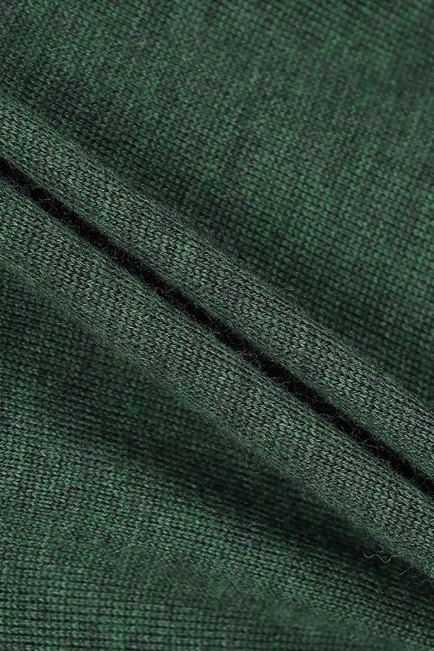 메리노울 로고 폴로 스웨터 (다크그린) (BBWTMNF301)는 부드러운 촉감의 메리노울 소재로 제작된 남성용 긴소매 스웨터입니다. 다크 그린 컬러의 레귤러핏 폴로넥 스타일로, 로고 디테일이 돋보이는 베이직하고 클래식한 디자인입니다. 두께감이 있어 가을, 겨울철에 따뜻하게 착용 가능하며, 출근룩, 비즈니스 캐주얼, 모임룩 등 다양한 TPO에 활용할 수 있습니다. 미니멀하고 캐주얼한 스타일을 연출하기에 좋은 아이템입니다.
