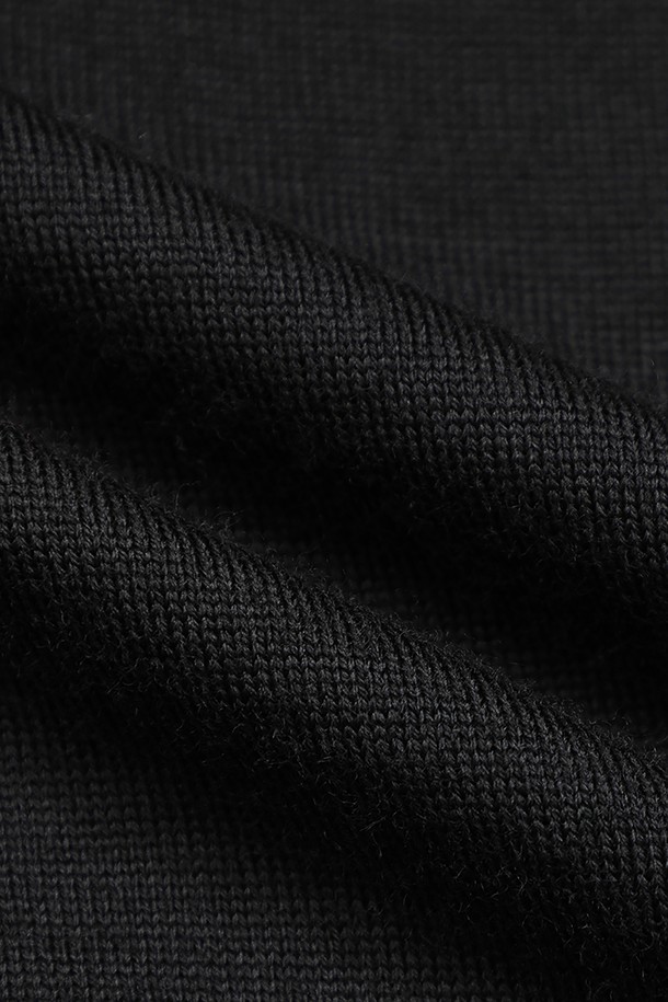 메리노울 소재의 고급스러운 로고 폴로 스웨터입니다. 블랙 컬러에 레귤러 핏으로 제작되어 베이직하면서도 클래식한 스타일을 연출합니다. 부드러운 촉감의 메리노울 소재, 긴 소매와 두꺼운 두께감으로 가을, 겨울 시즌에 따뜻하게 착용할 수 있습니다. 폴로넥 디자인이 특징이며, 출근룩, 모임룩, 비즈니스 캐주얼에 활용하기 좋습니다. 클래식, 미니멀, 캐주얼 스타일을 즐기는 분들께 추천합니다.
