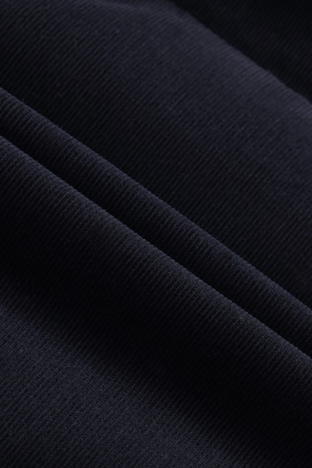 다크 네이비 컬러의 하이브리드 니트점퍼 (BBOPMBF403) 입니다. 가을, 겨울 시즌에 어울리는 두꺼운 두께감의 니트 소재로 제작되어 부드러운 촉감을 선사합니다. 남성용 레귤러핏 점퍼로, 캐주얼, 베이직 스타일을 연출하기 좋습니다. 집업 스타일의 긴 소매 디자인이며, 출근룩 또는 비즈니스 캐주얼에 적합합니다. 무지 패턴으로 미니멀하고 클래식한 분위기를 더해줍니다.
