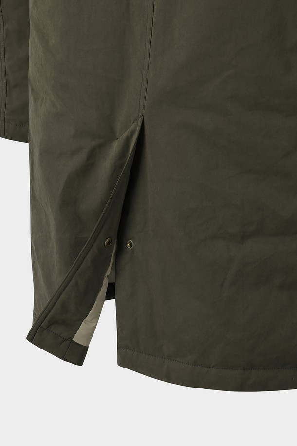 세련된 남성 겨울 스타일을 완성하는 디테처블 다운 코트입니다. 카키 색상으로 출시되어, 베이직하고 미니멀한 디자인을 선호하는 남성분들께 적합합니다. 넉넉한 레귤러핏과 부드러운 나일론 소재, 두꺼운 두께감으로 따뜻하고 편안한 착용감을 제공합니다. 출근룩에 완벽하게 어울리며, 탈부착 가능한 디자인으로 다양한 연출이 가능합니다. 긴 소매와 버튼 여밈 방식이 특징이며, 미니멀, 클래식, 캐주얼 스타일을 모두 소화할 수 있습니다.
