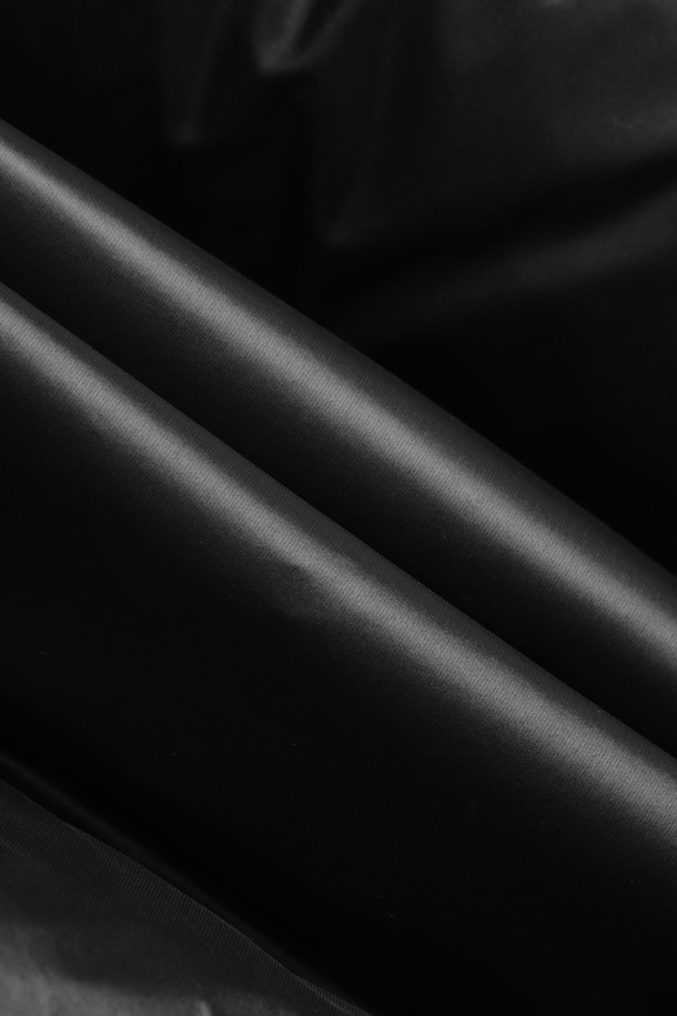 [여성] 벨티드 다운코트 (블랙)는 겨울철 출근룩과 모임룩에 모두 어울리는 베이직하고 클래식한 스타일의 롱 기장 다운 코트입니다. 부드러운 나일론 소재와 두꺼운 두께감으로 보온성과 방풍 기능을 갖춰 추운 날씨에도 따뜻하게 착용할 수 있습니다. 허리 벨티드 디테일이 여성스러운 실루엣을 연출하며, 긴 소매와 버튼 여밈 방식으로 디자인되었습니다. 안감은 패딩 처리되었으며, 퍼 카라가 고급스러움을 더합니다. 미니멀한 디자인으로 다양한 룩에 매치하기 용이합니다.
