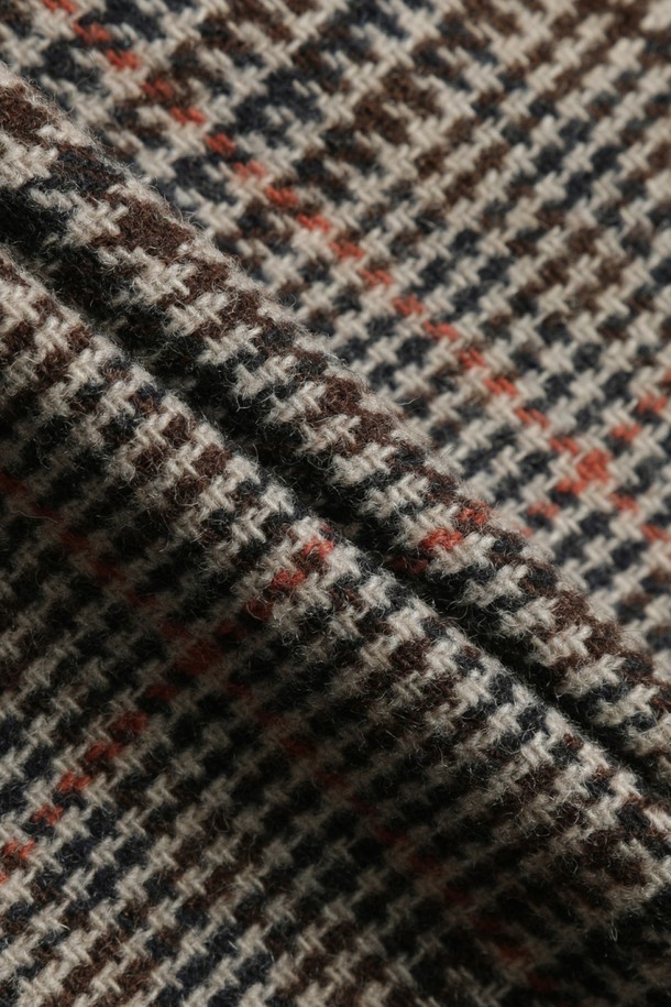 베이지 컬러의 울 트위드 체크 재킷 (BBJSMFF401)입니다. 가을, 겨울 시즌에 어울리는 두꺼운 두께감의 재킷으로, 클래식하고 미니멀한 스타일을 연출합니다. 울과 트위드 소재의 조화로 뻣뻣한 촉감이 특징이며, 싱글 버튼 여밈과 테일러드 코트 타입으로 포멀한 분위기를 더합니다. 오피스룩, 출근룩, 모임룩 등 다양한 TPO에 활용 가능하며, 긴 소매 기장과 레귤러 핏으로 제작되었습니다.
