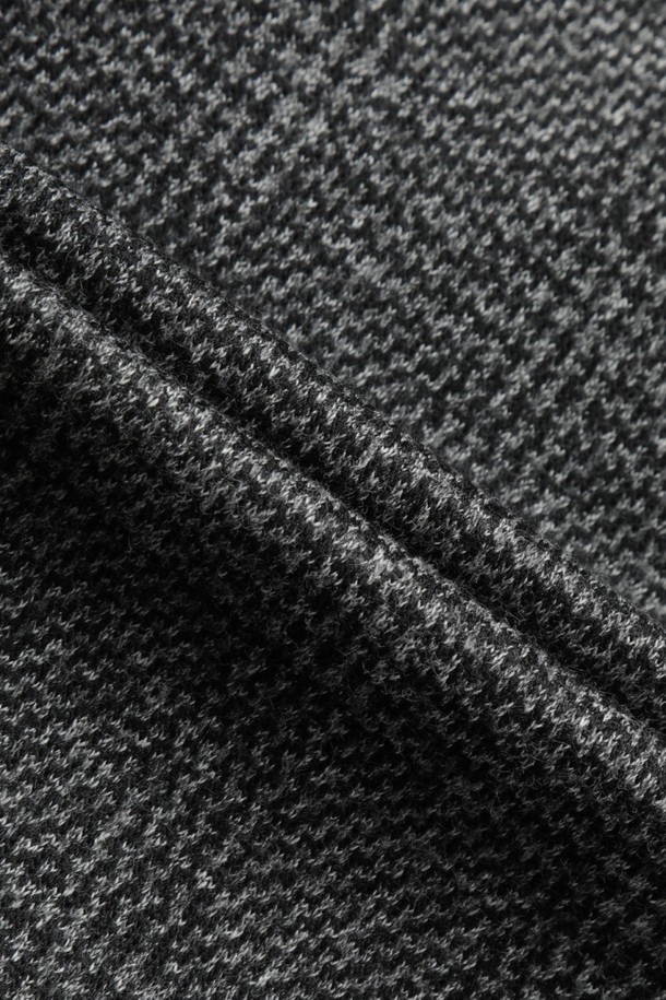 베이직하고 클래식한 디자인의 남성 솔리드 니트 재킷입니다. 부드러운 촉감의 니트 소재로 제작되어 봄, 가을 간절기에 활용하기 좋으며, 일상생활에서 편안하게 착용할 수 있습니다. 레귤러핏에 싱글 버튼 여밈 방식으로 깔끔한 실루엣을 연출하며, 출근룩, 비즈니스 캐주얼, 모임룩 등 다양한 TPO에 활용 가능합니다. 미니멀하고 캐주얼한 스타일을 즐기는 남성에게 적합하며, 무지 디자인으로 어떤 옷에도 쉽게 매치할 수 있습니다.
