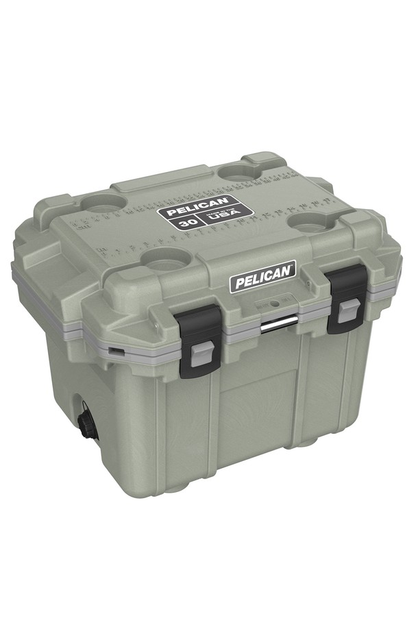 펠리칸 엘리트 쿨러 아이스박스 30QT(31.18L)는 캠핑이나 아웃도어 활동에 적합한 보냉 및 방수 기능을 갖춘 아이스박스입니다. 회전 성형 구조와 이중 핸들 시스템, 스테인리스 잠금장치, 병따개, 배수구, 컵홀더 4개, 측정자 등을 갖추었으며, White/Gray, Tan/White, Dark Gray/Green 등 7가지 색상으로 제공됩니다. 냉동고급 단열성능과 인체공학적 설계로 제작되었으며, 9.8kg의 무게에 31.18L의 넉넉한 용량을 자랑합니다.
