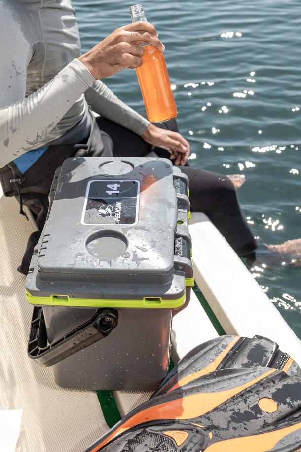 펠리칸 엘리트 쿨러 아이스박스 14QT(13.25L)는 캠핑, 피싱, 피크닉에 적합한 아이스박스입니다. 14QT(13.25L) 사이즈로, White/Gray, Dark Gray/Green 등 6가지 색상으로 제공되며, ABS, 스테인리스 스틸, 우레탄폼 소재로 제작되어 보냉, 보관, 방수 기능을 제공합니다. 프레스 앤 풀 래치 오프너, 내장 병따개, 이너 트레이 시스템, EZ-Groove 핸들, 드라이 박스 수납공간, 이중벽 단열 등의 특징을 갖추었으며, 래치형 잠금 방식으로 내용물을 안전하게 보관할 수 있습니다.
