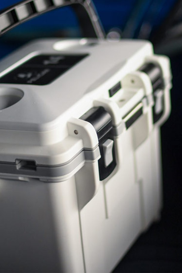 펠리칸 엘리트 쿨러 아이스박스 14QT(13.25L)는 캠핑, 피싱, 피크닉에 적합한 아이스박스입니다. ABS, 우레탄폼, 스테인리스스틸 소재로 제작되었으며, 보냉, 보온, 방수 기능을 제공합니다. 내부 트레이 시스템, 건식 보관함, 압력 해제 시스템, 병따개 내장 등 다양한 편의 기능을 갖추고 있으며, 화이트/그레이, 다크그레이/그린 등 6가지 색상으로 출시되었습니다.
