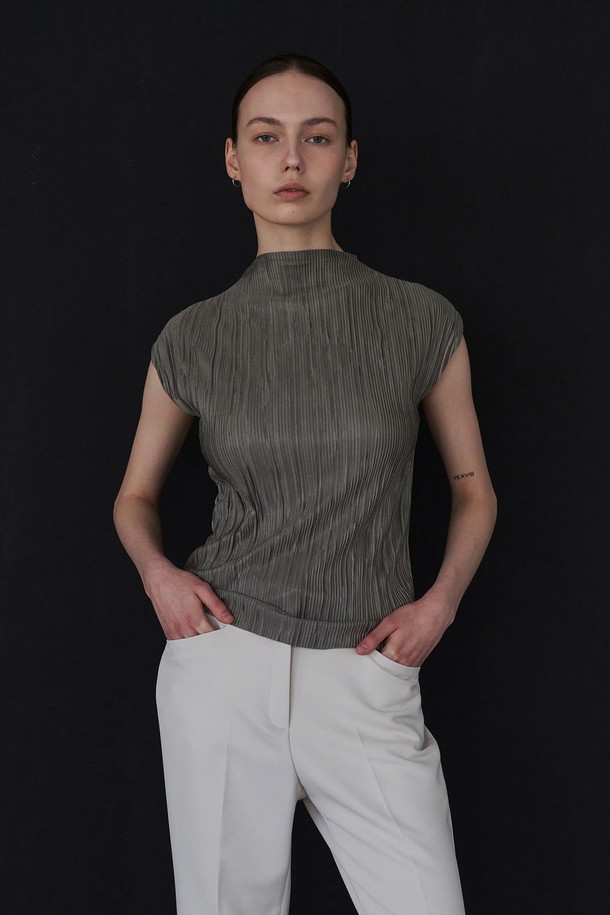 BY GINGER - 블라우스 - [22SS]Silky Pleats High-Neck Blouse - Khaki gray