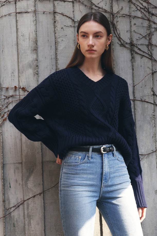 BY GINGER - 스웨터 - [22FW]Mix cable V-neck knit - navy