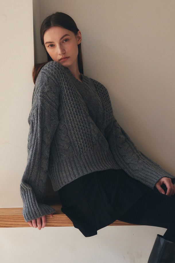 BY GINGER - 스웨터 - [22FW]Mix cable V-neck knit - gray