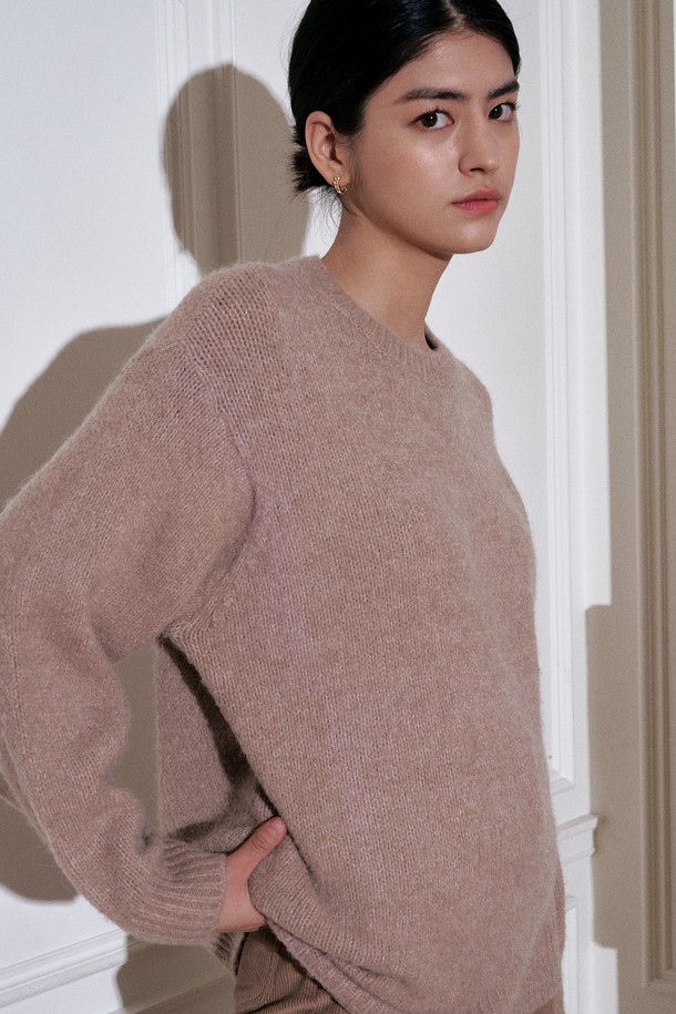 BY GINGER - 스웨터 - Solid loose fit round knit - deep beige