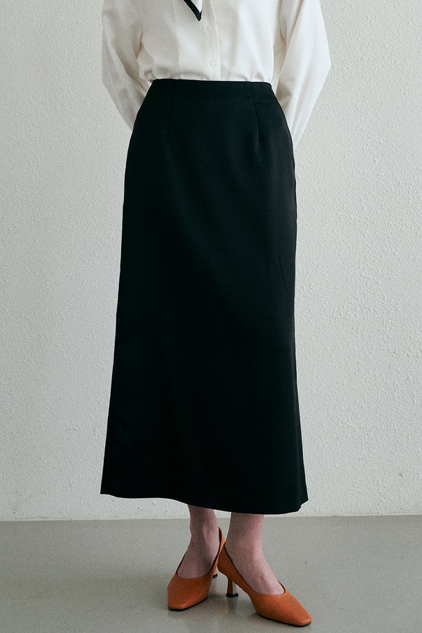 BY GINGER - 롱스커트 - [23SS]Satin slit H-line long skirt - black