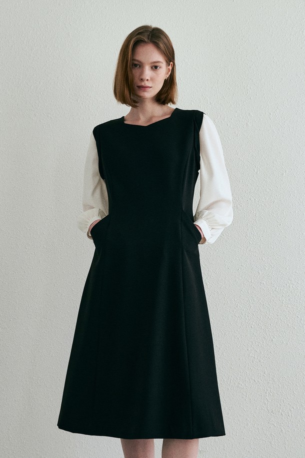 BY GINGER - 긴소매 원피스 - [23SS]Heart neck flared dress - black