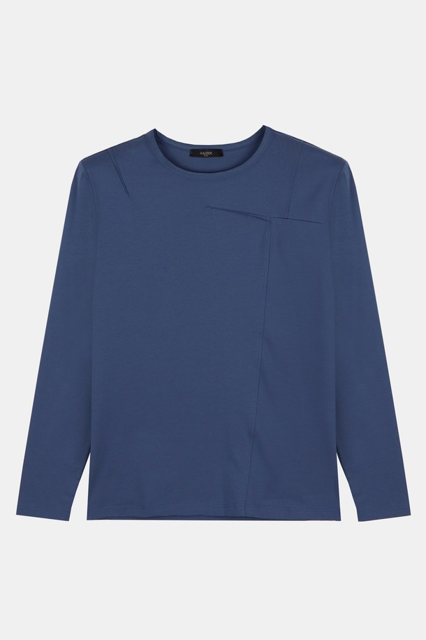 심플포인트 라운드 코튼 긴팔티 TEE168IV는 남성용 상의로, 베이직하고 미니멀한 스타일을 연출하기에 좋은 아이템입니다. 부드러운 코튼 소재로 제작되었으며, 아이보리, 블루, 블랙 색상으로 출시되어 다양한 코디에 활용하기 용이합니다. 라운드넥 디자인에 슬림핏과 레귤러핏으로 편안한 착용감을 제공하며, 봄, 여름, 가을, 겨울 모든 계절에 데일리로 입기 좋습니다.
