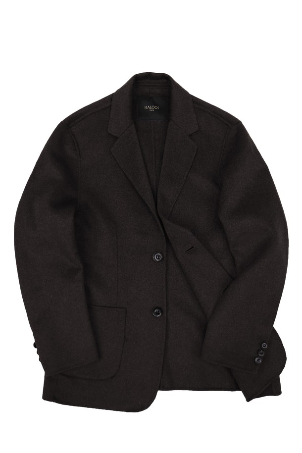 **울 자켓 핸드메이드 블레이져 JK129**는 남녀 모두 착용 가능한 울 소재의 블레이저입니다. 그레이, 네이비, 브라운, 블랙 네 가지 색상으로 출시되었으며, 봄, 여름, 가을, 겨울 사계절 모두 활용 가능합니다. 베이직하고 클래식한 스타일을 추구하며, 싱글 버튼 여밈의 레귤러 기장으로 제작되었습니다. 슬림핏, 레귤러핏, 루즈핏 등 다양한 핏으로 연출할 수 있으며, 울 55%, 폴리에스터 45% 혼방 소재로 부드러운 촉감을 자랑합니다. 오피스룩, 비즈니스 캐주얼, 출근룩 등 TPO에 맞춰 클래식, 미니멀, 시크한 스타일을 연출하기 좋습니다.
