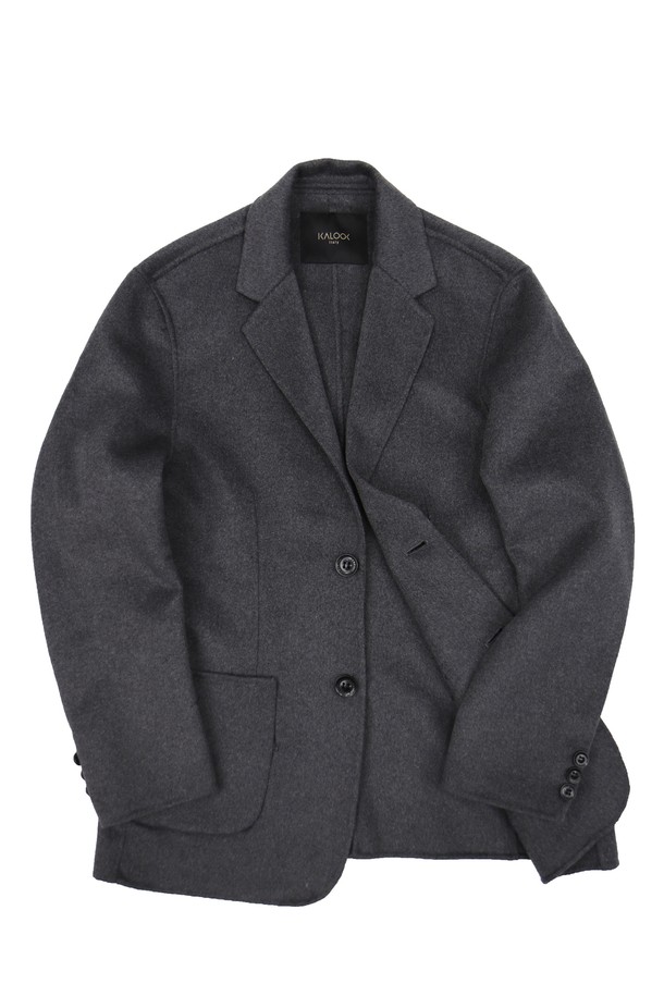 울 재킷 핸드메이드 블레이져 JK129는 **핸드메이드** 공정으로 제작된 남녀 **공용** 울 소재의 블레이저입니다. **봄, 여름, 가을, 겨울** 사계절 모두 착용 가능하며, **그레이, 네이비, 브라운, 블랙** 총 4가지 색상으로 출시되었습니다. **싱글버튼** 여밈 방식과 **슬림핏, 레귤러핏, 루즈핏**의 다양한 핏으로 **베이직, 클래식, 미니멀, 시크** 스타일을 연출할 수 있습니다. **일상, 출근룩, 오피스룩, 비즈니스 캐주얼** 등 다용도로 활용 가능하며, **무지** 디자인과 **긴소매** 기장으로 세련된 느낌을 더했습니다. 안감은 **노라이닝, 부분라이닝, 풀라이닝** 옵션으로 제공됩니다.
