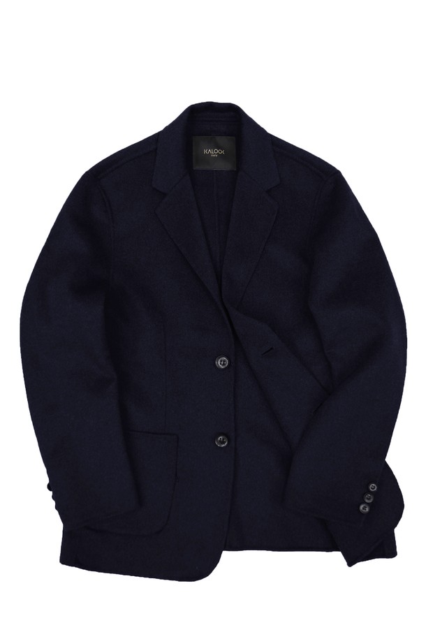 **울 자켓 핸드메이드 블레이져 JK129**는 클래식과 미니멀 스타일을 추구하는 분들을 위한 핸드메이드 블레이져입니다. 봄, 가을, 겨울 세 계절에 걸쳐 활용 가능하며, 오피스룩, 비즈니스 캐주얼, 출근룩 등 다양한 TPO에 적합합니다. 그레이, 네이비, 브라운, 블랙 4가지 색상으로 출시되었으며, 울 55%, 폴리에스터 45% 혼방 소재로 제작되어 부드러운 촉감과 적당한 두께감을 자랑합니다. 레귤러 기장의 싱글버튼 블레이져로, 슬림핏, 레귤러핏, 루즈핏의 세 가지 핏으로 만나보실 수 있습니다. 안감이 있어 편안하게 착용 가능하며, 긴 소매 디자인으로 세련된 스타일을 연출합니다.
