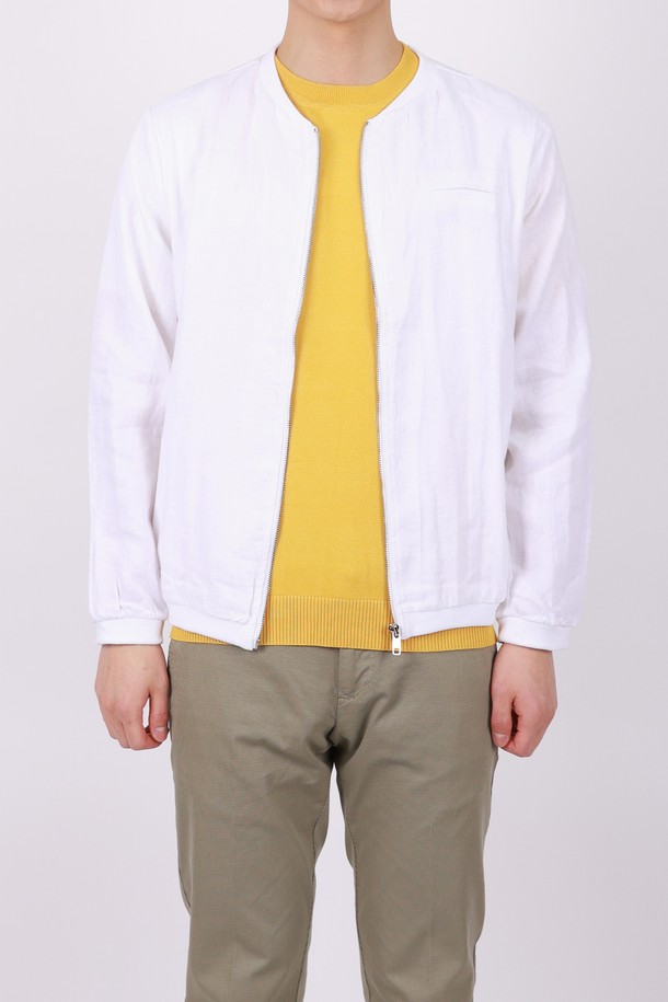 루즈핏 린넨 블루종 점퍼 JP145A는 시원하고 편안한 착용감을 선사하는 남성용 아우터입니다. 얇은 두께의 린넨 소재로 제작되어 봄, 여름 시즌에 쾌적하게 착용 가능하며, 뻣뻣한 촉감이 특징입니다. 캐주얼, 미니멀, 클래식 스타일을 아우르는 디자인으로 여행룩, 휴가룩 등 다양한 TPO에 활용하기 좋습니다. 무지 디자인과 레귤러 기장, 집업 여밈 방식이 특징이며, 넉넉한 루즈핏으로 편안함을 더했습니다. 긴 소매 기장으로 간절기에도 유용하게 활용할 수 있는 아이템입니다.
