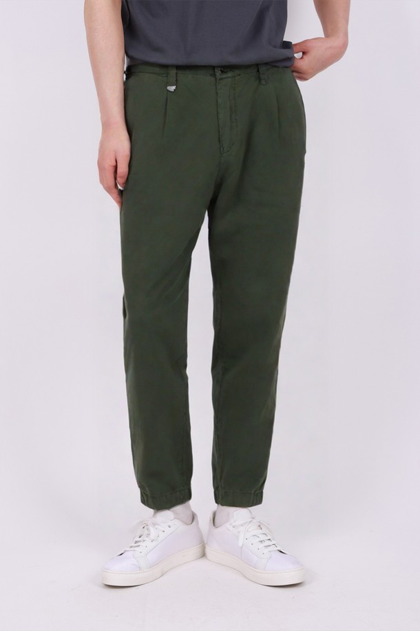 다양한 스타일을 연출하기 좋은 봄/여름 5컬러 밴딩 린넨 바지 PT159A입니다. 면 88%, 린넨 12% 혼방으로 제작되어 약간의 신축성과 비침이 있으며, 베이직핏의 긴 기장으로 편안하게 착용할 수 있습니다. 스카이, 그린, 블랙, 화이트, 베이지 5가지 색상으로 출시되어 데일리룩에 활용하기 좋습니다.
