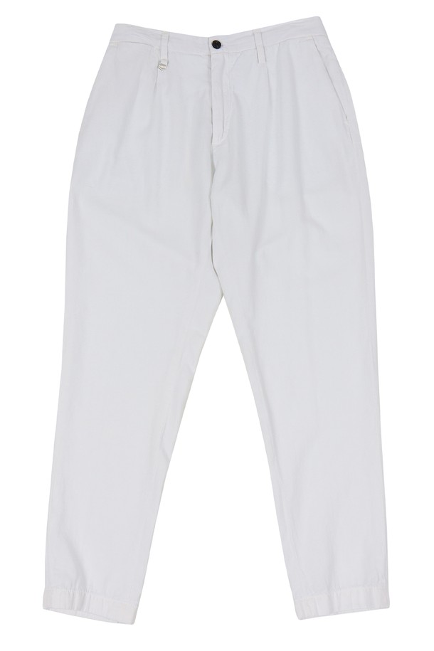 봄, 여름에 시원하게 입기 좋은 5가지 컬러의 밴딩 린넨 바지입니다. 면 88%, 린넨 12% 혼방 소재로 제작되어 약간의 까슬함과 얇은 두께감으로 쾌적한 착용감을 선사하며, 베이직핏 디자인으로 어떤 스타일에도 잘 어울립니다. 스카이, 그린, 블랙, 화이트, 베이지 5가지 다채로운 색상으로 구성되어 데일리룩에 포인트를 더해보세요.
