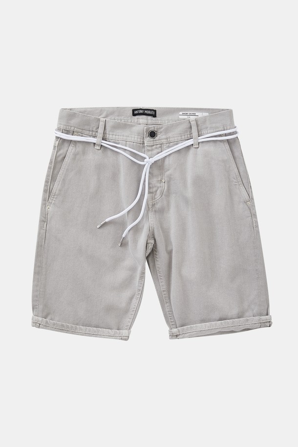 피그먼트 그레이 데님 반바지 CSPT113은 캐주얼한 스타일을 연출하기 좋은 데님 반바지입니다. 부드러운 면 소재와 데님 소재를 사용하여 편안한 착용감을 선사하며, 여름철 데일리룩에 활용하기 좋습니다. 일자핏으로 디자인되어 다리가 길어 보이는 효과를 주며, 피그먼트 워싱으로 빈티지한 멋을 더했습니다. 탈부착 가능한 스트랩과 뒷면 허리 가죽 패치, 버튼형 디자인이 특징이며, 휴가룩이나 여행룩에 매치하여 미니멀한 스타일을 완성할 수 있습니다.
