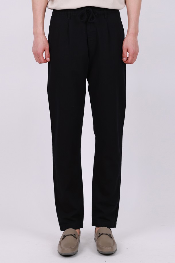 **허리 밴딩 빅사이즈 린넨 바지 PT154A**는 아이보리, 베이지, 카키, 블랙 4가지 색상으로 출시된 린넨 소재의 와이드핏 긴 바지입니다. 봄, 여름, 가을, 겨울 사계절 내내 착용 가능하며, 허리 밴딩 디자인으로 편안한 착용감을 선사합니다. 코튼과 린넨 혼방으로 제작되어 자연스러운 핏과 루즈한 스타일을 연출하며, 빅사이즈로 체형에 구애 없이 누구나 편안하게 즐길 수 있습니다. (사이즈 팁: 한 치수 작은 사이즈를 권장합니다.)
