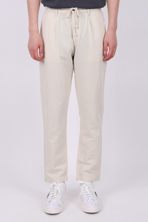 허리 밴딩 빅사이즈 린넨 바지 PT154A는 편안함과 스타일을 모두 갖춘 린넨 바지입니다. 아이보리, 베이지, 카키, 블랙의 네 가지 색상으로 제공되며, 봄, 여름, 가을, 겨울 사계절 내내 활용 가능합니다. 넉넉한 와이드핏과 루즈핏으로 제작되어 활동성이 뛰어나며, 시원한 린넨과 코튼 혼방 소재로 얇고 가볍게 착용할 수 있습니다.
