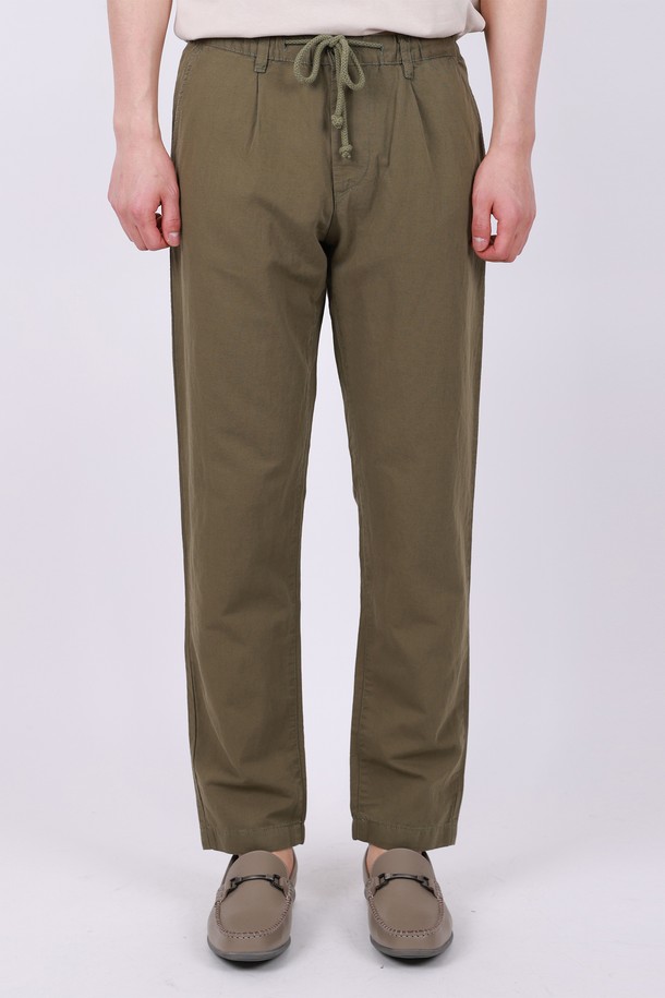 허리 밴딩 빅사이즈 린넨 바지 PT154A는 봄, 여름, 가을, 겨울 사계절 내내 편안하게 착용 가능한 린넨 바지입니다. 아이보리, 베이지, 카키, 블랙 4가지 색상으로 출시되었으며, 넉넉한 와이드핏과 루즈핏으로 편안한 착용감을 선사합니다. 코튼과 린넨 혼방 소재에 무지 디자인으로 제작되어 베이직하면서도 캐주얼한 스타일을 연출할 수 있습니다.
