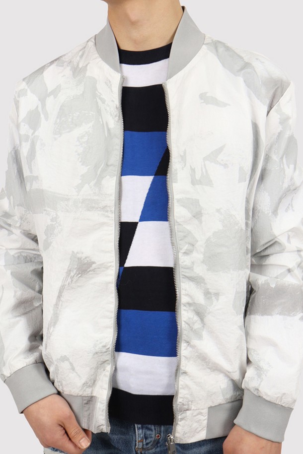 남성용 화이트 컬러의 JP143A 블루종 항공 점퍼입니다. 봄, 여름, 가을, 겨울 사계절 모두 착용 가능하며, 베이직한 디자인과 캐주얼한 스타일을 연출합니다. 폴리아미드 소재의 베이직핏, 레귤러 기장, 집업 여밈 방식의 무지 패턴 긴소매 점퍼로, 안감이 있으며 탈부착은 불가능합니다.
