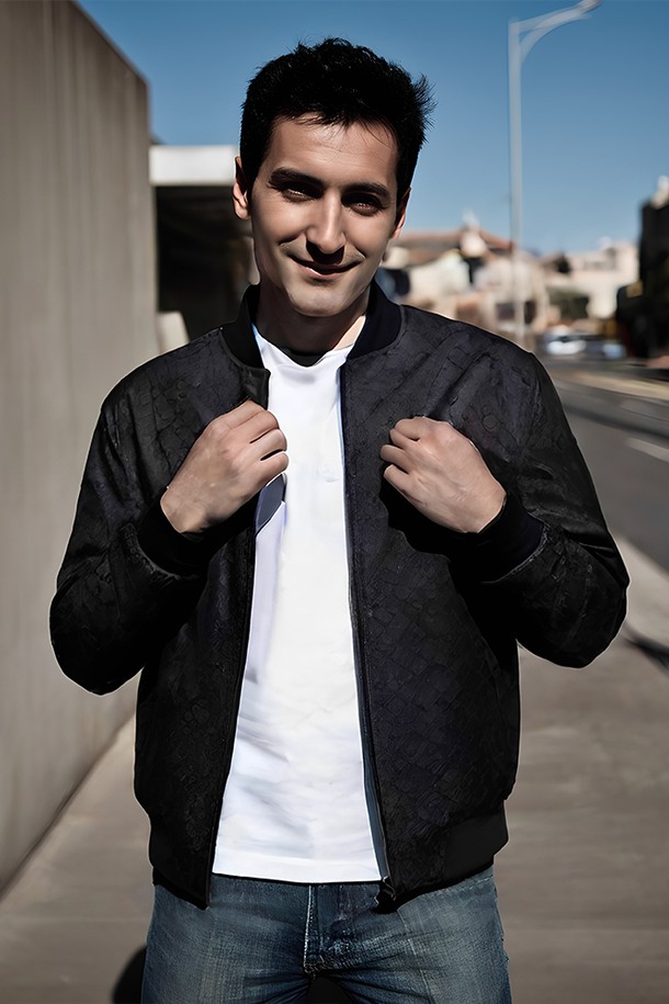 **봄가을 크랙 블루종 점퍼 CJP133**

세련된 캐주얼 스타일을 연출하는 남성용 블루종입니다. 봄, 가을 간절기에 적합하며, 블랙 컬러의 크랙 패턴이 돋보이는 디자인입니다. 폴리에스터와 폴리우레탄 혼방 소재로 제작되어 신축성 있는 착용감을 제공합니다. 중간 두께감으로 활동성을 높였으며, 투웨이 지퍼와 이너 포켓, 안감은 폴리에스터 100%로 마감하여 실용성을 더했습니다. 데이트룩, 가을 나들이룩 등 다양한 TPO에 활용할 수 있습니다. 캐주얼, 미니멀, 시티보이 스타일을 즐기는 남성에게 추천합니다.
