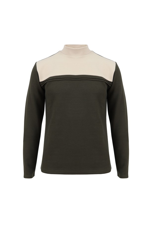 세련된 투톤 컬러 배색이 돋보이는 멀티컬러 소프트 웜 투톤 절개 하프터틀넥 NIT131A입니다. 부드러운 촉감과 적당한 두께감으로 봄, 여름, 가을, 겨울 사계절 내내 활용 가능하며, 슬림핏 디자인으로 시크한 실루엣을 연출합니다. 베이직한 스타일에 절개 디테일로 포인트를 주어 미니멀, 클래식, 캐주얼 등 다양한 스타일을 소화할 수 있습니다. 신축성이 뛰어나 편안한 착용감을 선사하며, 출근룩이나 모임룩으로도 활용하기 좋습니다. 투톤 베이지, 투톤 카키, 투톤 블랙 세 가지 색상으로 만나보세요.
