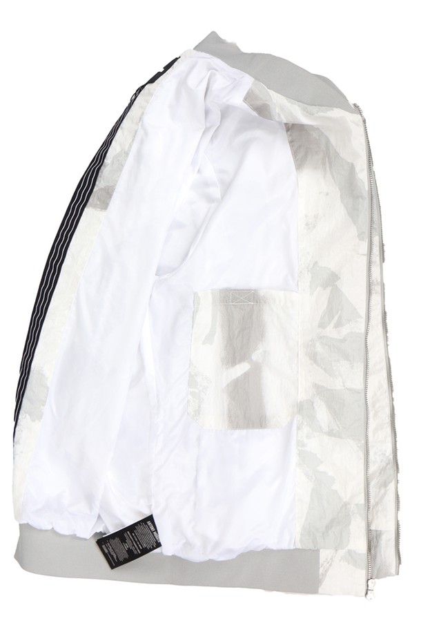 남성용 화이트 컬러의 JP143A 블루종 항공 점퍼입니다. 봄, 여름, 가을, 겨울 사계절 모두 착용 가능하며, 베이직한 디자인과 캐주얼한 스타일을 연출합니다. 폴리아미드 소재의 베이직핏, 레귤러 기장, 집업 여밈 방식의 무지 패턴 긴소매 점퍼로, 안감이 있으며 탈부착은 불가능합니다.
