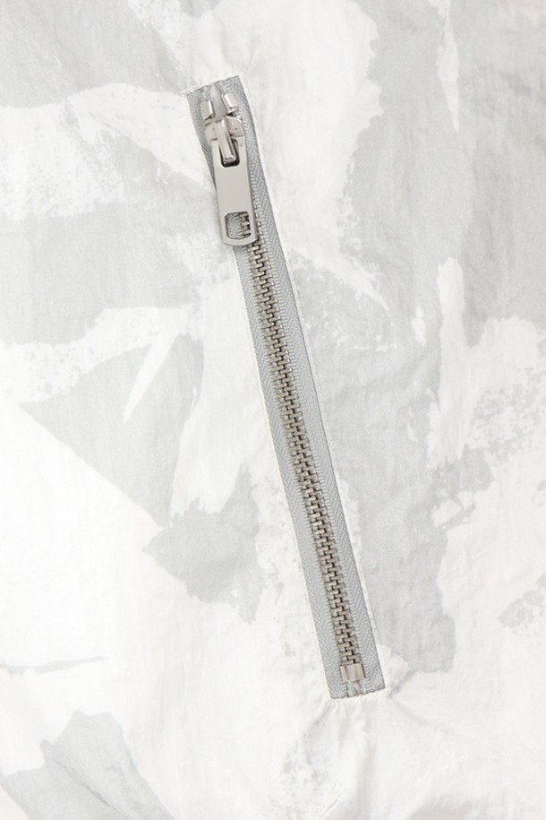 남성용 화이트 컬러의 JP143A 블루종 항공 점퍼입니다. 봄, 여름, 가을, 겨울 사계절 모두 착용 가능하며, 베이직한 디자인과 캐주얼한 스타일을 연출합니다. 폴리아미드 소재의 베이직핏, 레귤러 기장, 집업 여밈 방식의 무지 패턴 긴소매 점퍼로, 안감이 있으며 탈부착은 불가능합니다.
