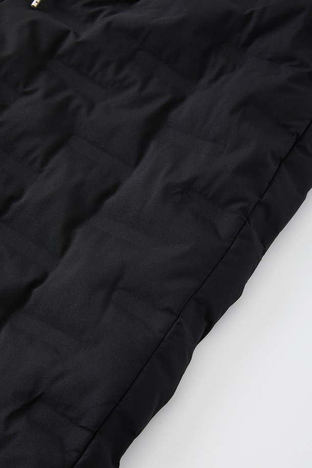 **퀼팅 방한 덕다운 조거 밴딩 패딩 팬츠 PT184**

겨울철 데일리룩을 위한 퀼팅 방한 덕다운 조거 밴딩 패딩 팬츠입니다. 캐주얼하고 미니멀한 스타일로, 넉넉한 두께감과 퀼팅 패턴 디자인이 특징입니다. 보온성에 중점을 둔 설계로, 추운 날씨에도 따뜻하게 착용할 수 있습니다. 신축성 좋은 허리 밴딩과 슬림핏으로 편안한 착용감을 제공하며, 활동적인 움직임이나 운동 시에는 한 치수 크게 착용하는 것을 권장합니다. 블랙 컬러로 다양한 상의와 매치하기 용이합니다.
