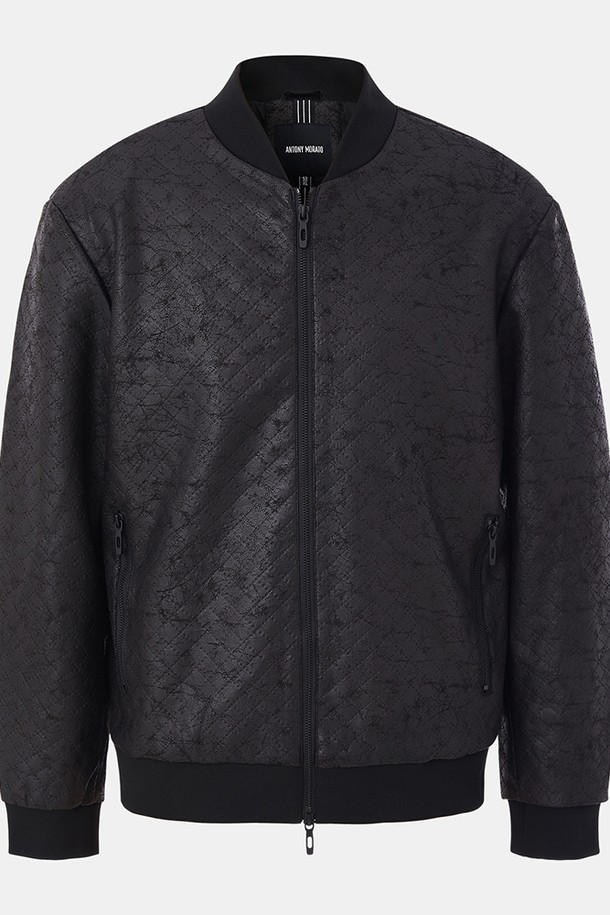 **봄가을 크랙 블루종 점퍼 CJP133**

세련된 캐주얼 스타일을 연출하는 남성용 블루종입니다. 봄, 가을 간절기에 적합하며, 블랙 컬러의 크랙 패턴이 돋보이는 디자인입니다. 폴리에스터와 폴리우레탄 혼방 소재로 제작되어 신축성 있는 착용감을 제공합니다. 중간 두께감으로 활동성을 높였으며, 투웨이 지퍼와 이너 포켓, 안감은 폴리에스터 100%로 마감하여 실용성을 더했습니다. 데이트룩, 가을 나들이룩 등 다양한 TPO에 활용할 수 있습니다. 캐주얼, 미니멀, 시티보이 스타일을 즐기는 남성에게 추천합니다.
