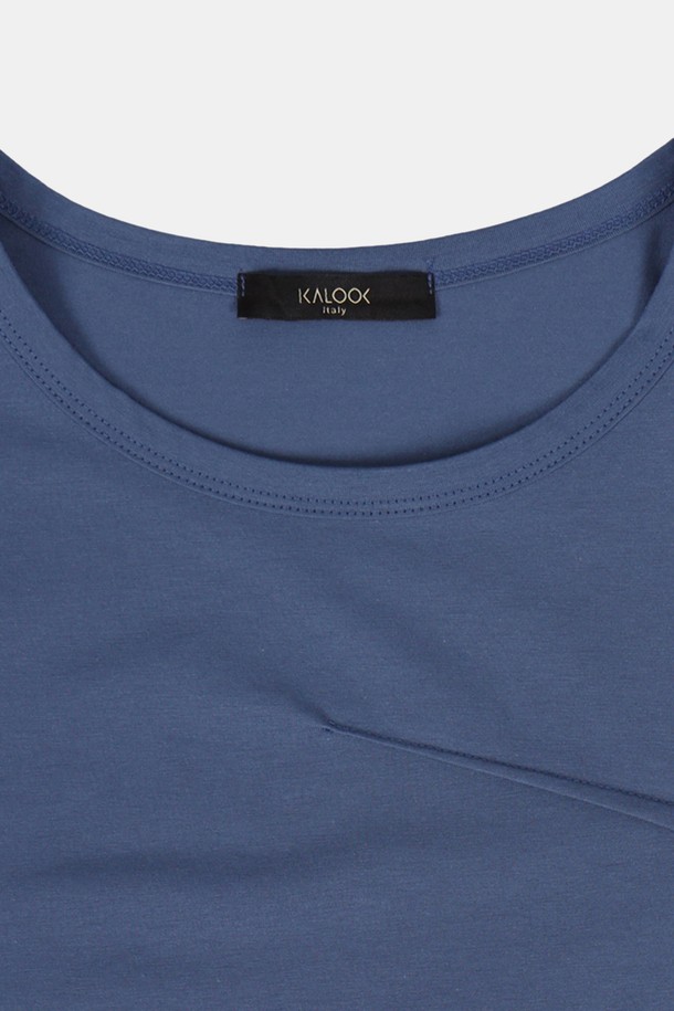 심플포인트 라운드 코튼 긴팔티 TEE168IV는 남성용 상의로, 베이직하고 미니멀한 스타일을 연출하기에 좋은 아이템입니다. 부드러운 코튼 소재로 제작되었으며, 아이보리, 블루, 블랙 색상으로 출시되어 다양한 코디에 활용하기 용이합니다. 라운드넥 디자인에 슬림핏과 레귤러핏으로 편안한 착용감을 제공하며, 봄, 여름, 가을, 겨울 모든 계절에 데일리로 입기 좋습니다.
