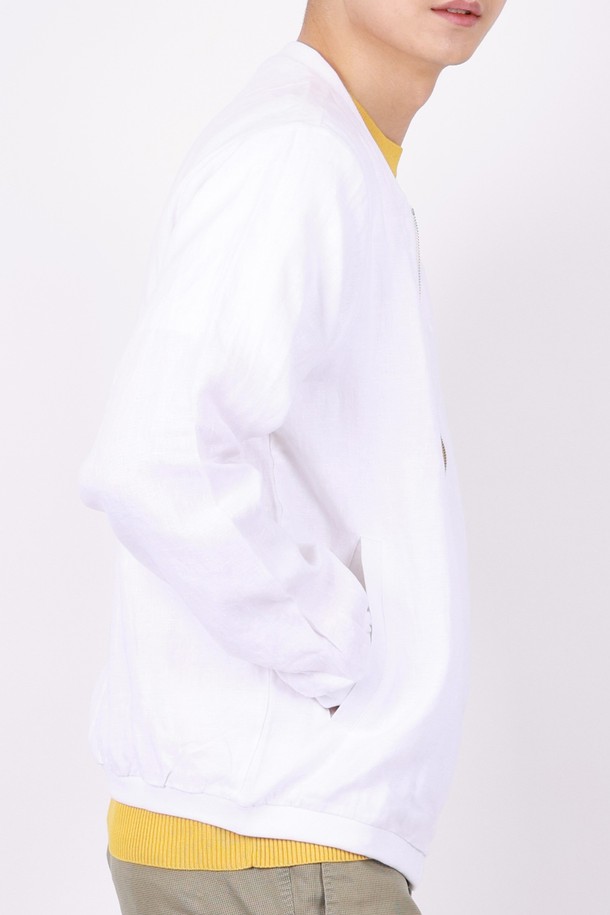 루즈핏 린넨 블루종 점퍼 JP145A는 시원하고 편안한 착용감을 선사하는 남성용 아우터입니다. 얇은 두께의 린넨 소재로 제작되어 봄, 여름 시즌에 쾌적하게 착용 가능하며, 뻣뻣한 촉감이 특징입니다. 캐주얼, 미니멀, 클래식 스타일을 아우르는 디자인으로 여행룩, 휴가룩 등 다양한 TPO에 활용하기 좋습니다. 무지 디자인과 레귤러 기장, 집업 여밈 방식이 특징이며, 넉넉한 루즈핏으로 편안함을 더했습니다. 긴 소매 기장으로 간절기에도 유용하게 활용할 수 있는 아이템입니다.
