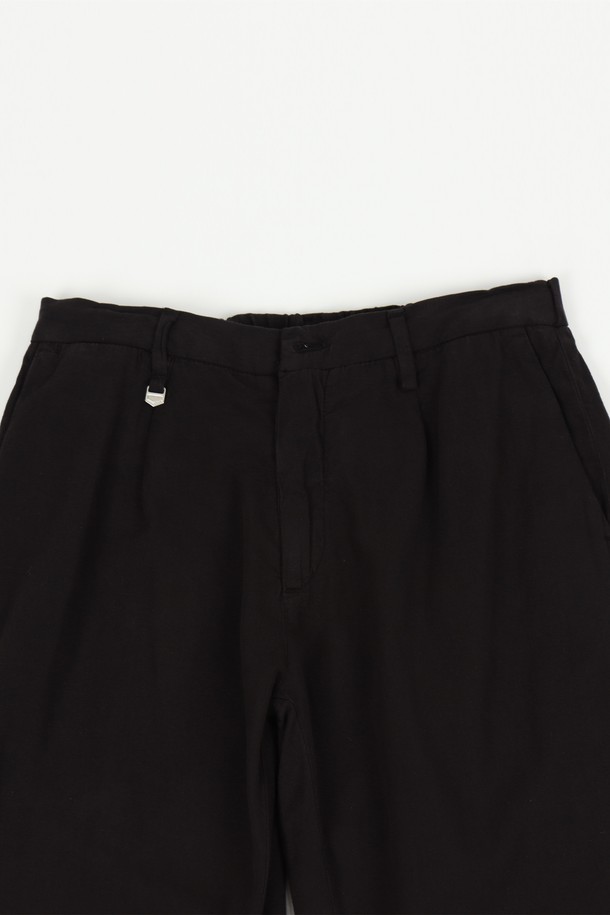 봄, 여름 시즌에 활용하기 좋은 5가지 다채로운 컬러의 밴딩 린넨 바지 PT159A입니다. 면과린넨 혼방 소재로 제작되어 부드러운 촉감과 적당한 두께감을 자랑하며, 베이직핏으로 편안한 착용감을 선사합니다. 스카이블루, 그린, 블랙, 화이트, 베이지 5가지 색상으로 출시되었으며, 일상복으로 활용하기 좋습니다.
