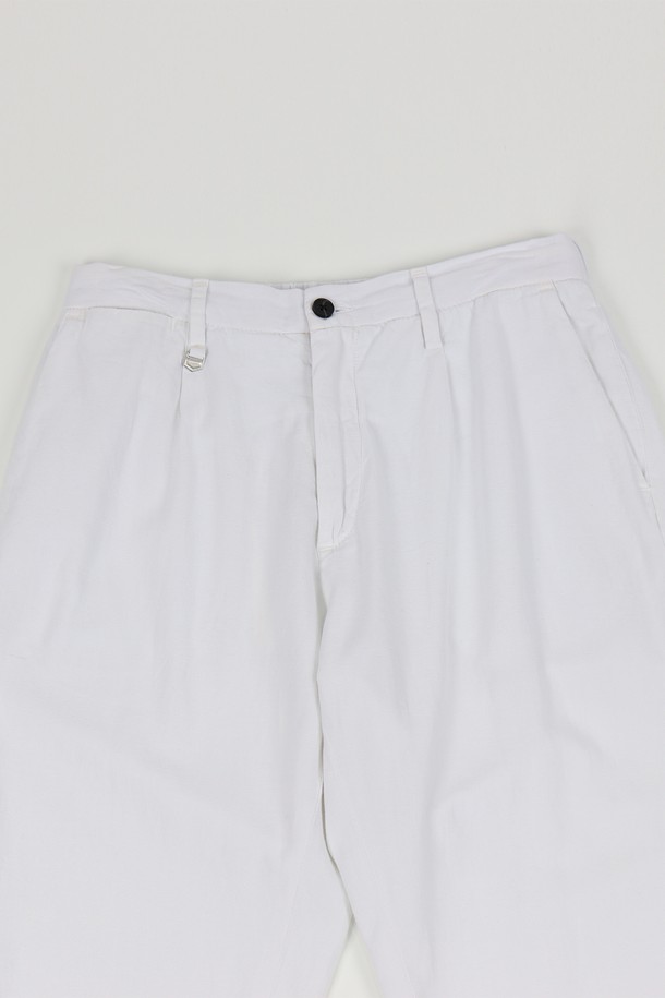 봄, 여름에 시원하게 입기 좋은 5가지 컬러의 밴딩 린넨 바지입니다. 면 88%, 린넨 12% 혼방 소재로 제작되어 약간의 까슬함과 얇은 두께감으로 쾌적한 착용감을 선사하며, 베이직핏 디자인으로 어떤 스타일에도 잘 어울립니다. 스카이, 그린, 블랙, 화이트, 베이지 5가지 다채로운 색상으로 구성되어 데일리룩에 포인트를 더해보세요.
