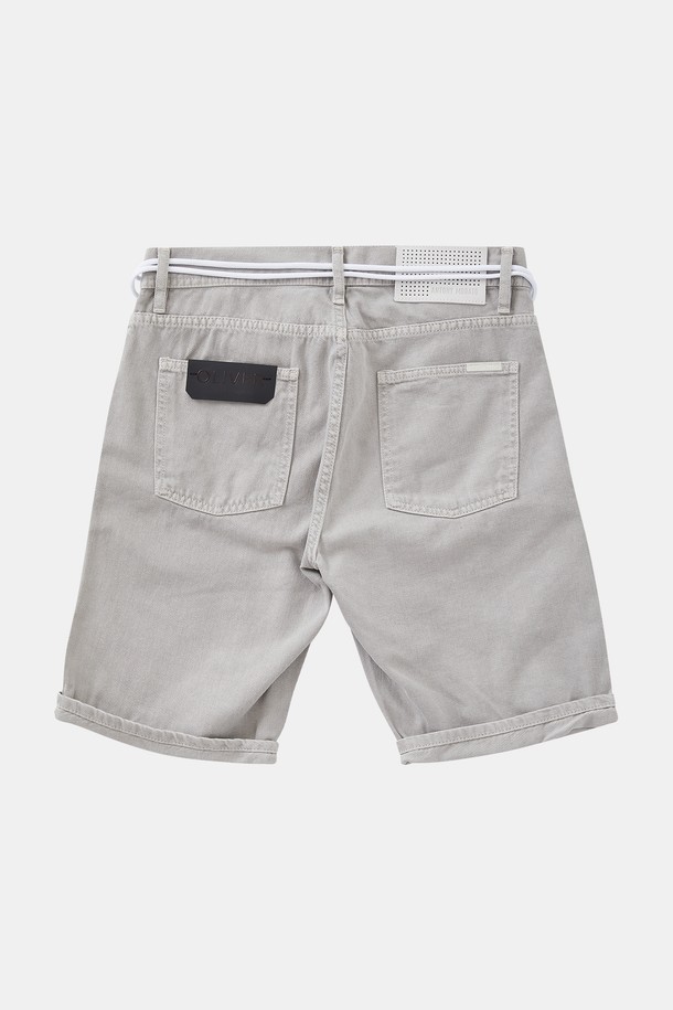 피그먼트 그레이 데님 반바지 CSPT113은 캐주얼한 스타일을 연출하기 좋은 데님 반바지입니다. 부드러운 면 소재와 데님 소재를 사용하여 편안한 착용감을 선사하며, 여름철 데일리룩에 활용하기 좋습니다. 일자핏으로 디자인되어 다리가 길어 보이는 효과를 주며, 피그먼트 워싱으로 빈티지한 멋을 더했습니다. 탈부착 가능한 스트랩과 뒷면 허리 가죽 패치, 버튼형 디자인이 특징이며, 휴가룩이나 여행룩에 매치하여 미니멀한 스타일을 완성할 수 있습니다.
