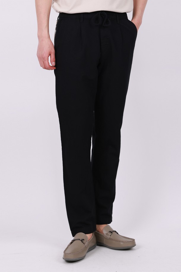 **허리 밴딩 빅사이즈 린넨 바지 PT154A**는 아이보리, 베이지, 카키, 블랙 4가지 색상으로 출시된 린넨 소재의 와이드핏 긴 바지입니다. 봄, 여름, 가을, 겨울 사계절 내내 착용 가능하며, 허리 밴딩 디자인으로 편안한 착용감을 선사합니다. 코튼과 린넨 혼방으로 제작되어 자연스러운 핏과 루즈한 스타일을 연출하며, 빅사이즈로 체형에 구애 없이 누구나 편안하게 즐길 수 있습니다. (사이즈 팁: 한 치수 작은 사이즈를 권장합니다.)
