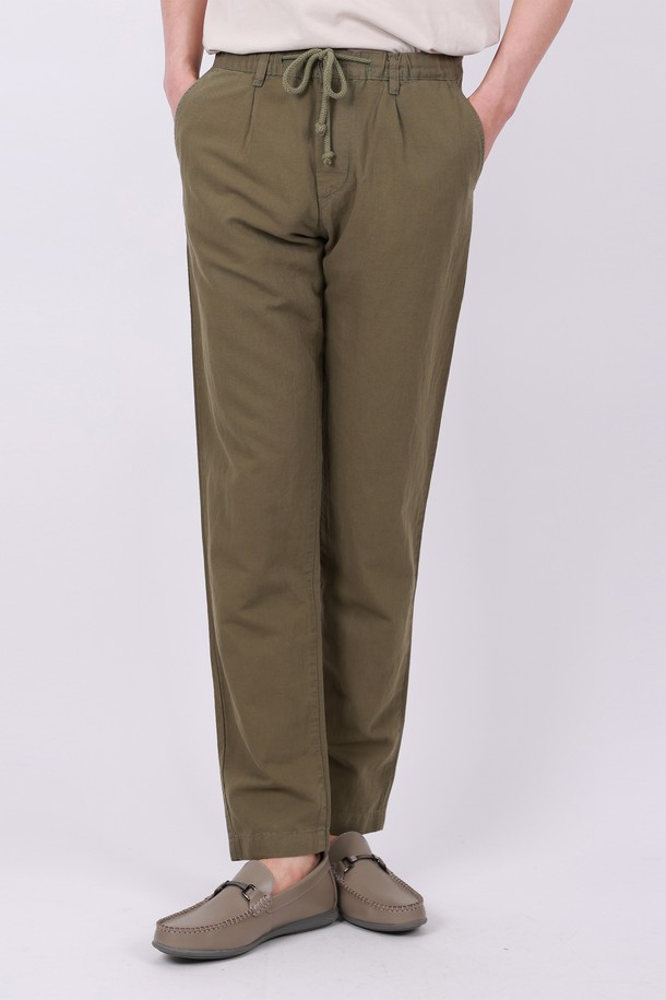 허리 밴딩 빅사이즈 린넨 바지 PT154A는 봄, 여름, 가을, 겨울 사계절 내내 편안하게 착용 가능한 린넨 바지입니다. 아이보리, 베이지, 카키, 블랙 4가지 색상으로 출시되었으며, 넉넉한 와이드핏과 루즈핏으로 편안한 착용감을 선사합니다. 코튼과 린넨 혼방 소재에 무지 디자인으로 제작되어 베이직하면서도 캐주얼한 스타일을 연출할 수 있습니다.
