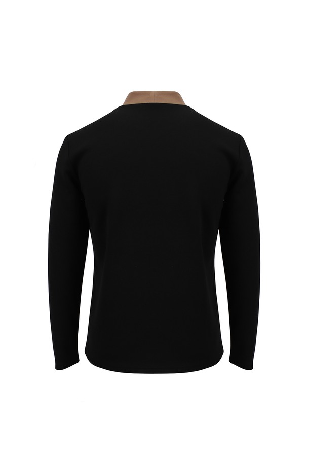 멀티컬러 소프트 웜 투톤 절개 하프터틀넥 NIT131A는 부드러운 촉감의 폴리에스테르, 면, 폴리우레탄 혼방 소재로 제작된 하프 터틀넥 니트입니다. 베이직한 디자인에 투톤 컬러 배색이 돋보이며, 슬림핏으로 떨어지는 레귤러 기장이 특징입니다. 봄, 여름, 가을, 겨울 사계절 내내 활용 가능하며, 신축성이 있어 편안한 착용감을 선사합니다. 미니멀, 클래식, 캐주얼 등 다양한 스타일 연출에 활용할 수 있는 실용적인 아이템입니다. 투톤베이지, 투톤카키, 투톤블랙 세 가지 색상으로 만나보세요.
