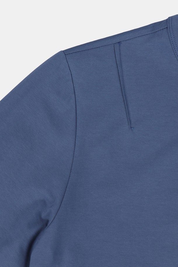 심플포인트 라운드 코튼 긴팔티 TEE168IV는 남성용 상의로, 베이직하고 미니멀한 스타일을 연출하기에 좋은 아이템입니다. 부드러운 코튼 소재로 제작되었으며, 아이보리, 블루, 블랙 색상으로 출시되어 다양한 코디에 활용하기 용이합니다. 라운드넥 디자인에 슬림핏과 레귤러핏으로 편안한 착용감을 제공하며, 봄, 여름, 가을, 겨울 모든 계절에 데일리로 입기 좋습니다.
