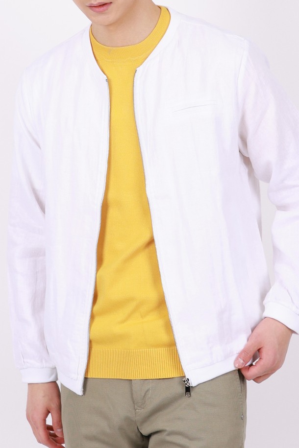 루즈핏 린넨 블루종 점퍼 JP145A는 시원하고 편안한 착용감을 선사하는 남성용 아우터입니다. 얇은 두께의 린넨 소재로 제작되어 봄, 여름 시즌에 쾌적하게 착용 가능하며, 뻣뻣한 촉감이 특징입니다. 캐주얼, 미니멀, 클래식 스타일을 아우르는 디자인으로 여행룩, 휴가룩 등 다양한 TPO에 활용하기 좋습니다. 무지 디자인과 레귤러 기장, 집업 여밈 방식이 특징이며, 넉넉한 루즈핏으로 편안함을 더했습니다. 긴 소매 기장으로 간절기에도 유용하게 활용할 수 있는 아이템입니다.
