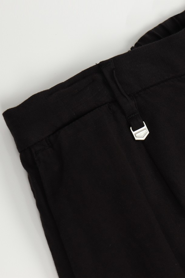 봄, 여름 시즌에 활용하기 좋은 5가지 다채로운 컬러의 밴딩 린넨 바지 PT159A입니다. 면과린넨 혼방 소재로 제작되어 부드러운 촉감과 적당한 두께감을 자랑하며, 베이직핏으로 편안한 착용감을 선사합니다. 스카이블루, 그린, 블랙, 화이트, 베이지 5가지 색상으로 출시되었으며, 일상복으로 활용하기 좋습니다.
