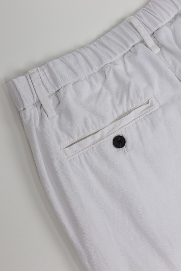 봄, 여름에 시원하게 입기 좋은 5가지 컬러의 밴딩 린넨 바지입니다. 면 88%, 린넨 12% 혼방 소재로 제작되어 약간의 까슬함과 얇은 두께감으로 쾌적한 착용감을 선사하며, 베이직핏 디자인으로 어떤 스타일에도 잘 어울립니다. 스카이, 그린, 블랙, 화이트, 베이지 5가지 다채로운 색상으로 구성되어 데일리룩에 포인트를 더해보세요.
